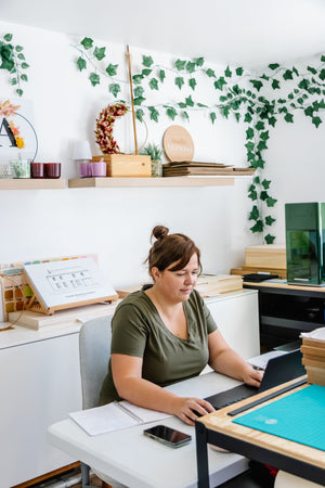 Inge aan het werk in het atelier van Studio Momenta