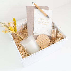 Open Momentabox For you met droogbloemboeketje, geurkaars met gegraveerd houten deksel, notitieboekje, balpen, wenskaart en lucifers.