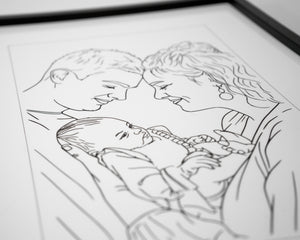 Close-up van het zwarte houten kader rond een familieportret als lijntekening op acryl