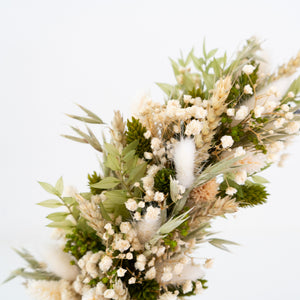 Close-up van de droogbloemen van flowerhoop 'Olivia Jean', met gipskruid, haver en groene blaadjes