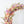 Close-up van flowerhoop van paarse, groene en roze droogbloemen, luchtig bevestigd op een zwarte metalen ring