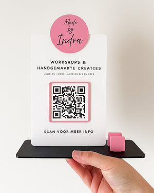 Gepersonaliseerde display met QR code voor Made by Indra door Studio Momenta