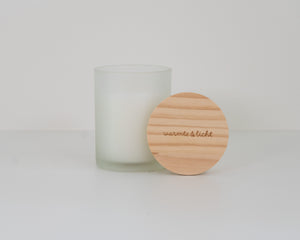 Frosted geurkaars met houten deksel