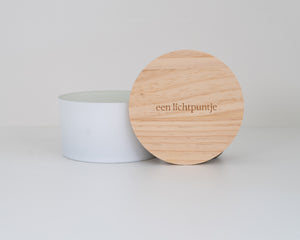 Witte geurkaars met houten deksel