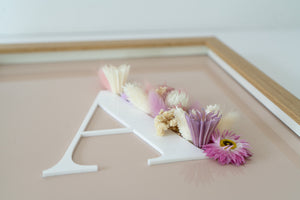 Letterkader Nude met droogbloemen