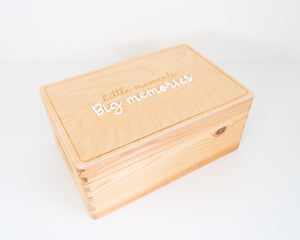 Detail van houten herinneringsdoos Little moments, Big memories 