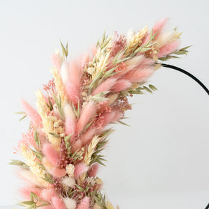 Detail van staande flowerhoop met droogbloemen op een zwarte metalen ring van 25 cm