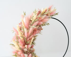 Detail van staande flowerhoop met droogbloemen op een zwarte metalen ring van 25 cm
