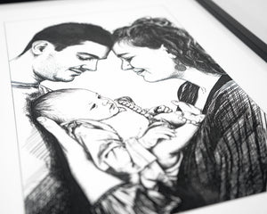 Detailopname van de gravure van een familieportret op witte acryl, met zichtbaar contrast en schaduw