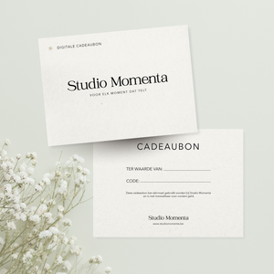 Digitale cadeaubon van Studio Momenta met voor- en achterkant op een zachte groene achtergrond met bloemen.