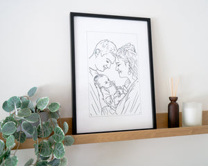 Zwart-wit gegraveerd familieportret als lijntekening ingekaderd in een zwarte houten kader met zachte woondecoratie.