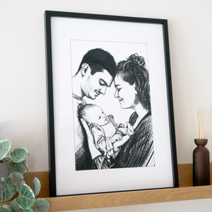 Gegraveerd familieportret op acryl met zwarte invulling in geschetste stijl