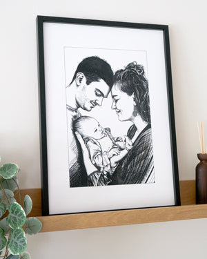 Gegraveerd familieportret op acryl met zwarte invulling in geschetste stijl