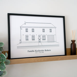 Gegraveerd huisportret als lijntekening op een schilderplank naast zachte woondecoratie