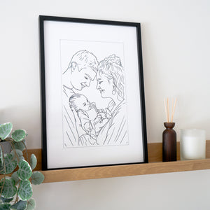 Gepersonaliseerd familieportret als lijntekening in een zwart houten kader, gestyled met zachte woondecoratie