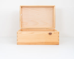 Houten herinneringsdoos geopend met de binnenkant zichtbaar