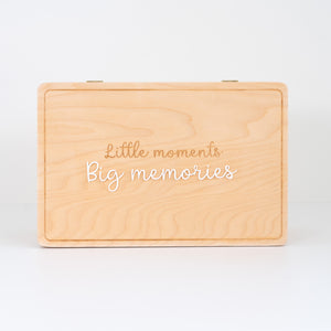 Houten herinneringsdoos met de tekst Little moments gegraveerd en 3D-letters Big memories 