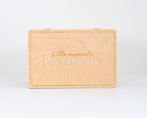 Houten herinneringsdoos met de tekst Little moments gegraveerd en 3D-letters Big memories 