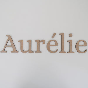 Houten naam in serif lettertype voor babykamer