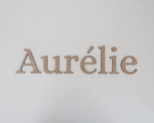 Houten naam in serif lettertype voor babykamer