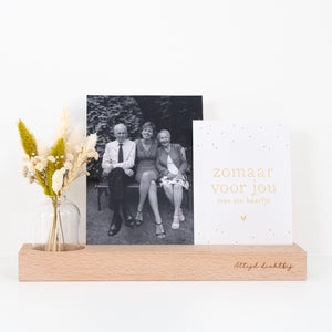 Kaartenhouder groot met 2 gleuven voor foto's of wenskaarten met de tekst 'Altijd dichtbij' op gegraveerd en een uitsparing voor een mini droogbloemenboeketje in een glazen vaasje