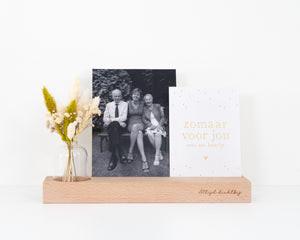 Kaartenhouder groot met 2 gleuven voor foto's of wenskaarten met de tekst 'Altijd dichtbij' op gegraveerd en een uitsparing voor een mini droogbloemenboeketje in een glazen vaasje
