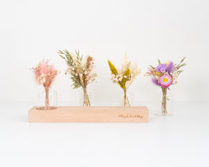 Houten kaartenhouder met vier mini droogbloemenboeketjes om uit te kiezen in verschillende kleuren