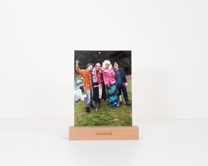 Houten kaartenhouder gegraveerd met de tekst 'Koester' om foto's of kaarten van A6-formaat in te zetten