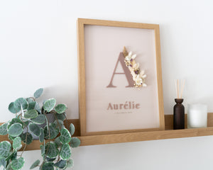 Letterkader met droogbloemen in natuurlijke kleuren op een ivoren, acryl achtergrond met letters in acryl