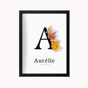 Letterkader met droogbloemen in gele en roze kleuren met 3D-effect van zwarte acryl op een witte achtergrond