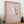 Letterkader met initiaal en naam in witte acryl op een nude achtergrond, met droogbloemen in roze en crème, op een houten schilderplank