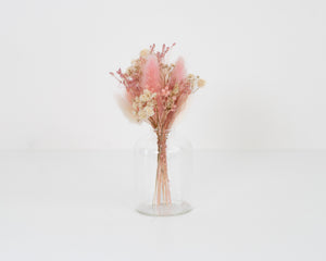 Mini droogbloemboeketje met roze en naturel in glazen transparant vaasje