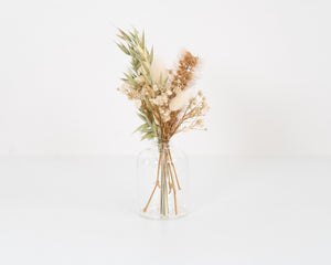 Mini droogbloemboeketje met tarwegroen en naturel kleuren in glazen transparant vaasje