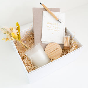 Open Momentabox For you met droogbloemboeketje, geurkaars met gegraveerd houten deksel, notitieboekje, balpen, wenskaart en lucifers.