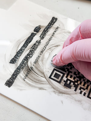 QR signalisatiebordje op maat voor een onderneming gemaakt door Studio Momenta