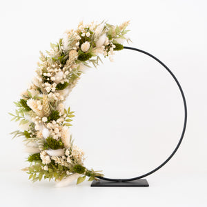 Staande flowerhoop met groene en crèmekleurige droogbloemen op een zwarte metalen ring van 25 cm