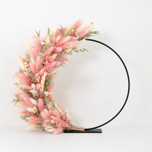 Staande flowerhoop met droogbloemen op een zwarte metalen ring