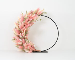 Staande flowerhoop met droogbloemen op een zwarte metalen ring