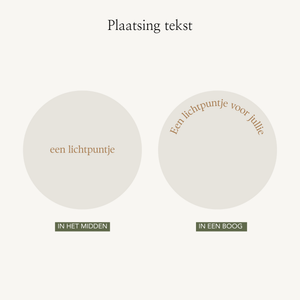 Voorbeeld van de tekstplaatsing op het deksel van een geurkaars, in het midden en gebogen