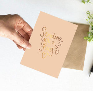 Wenskaart 'Sending you a hug' met goudfolie
